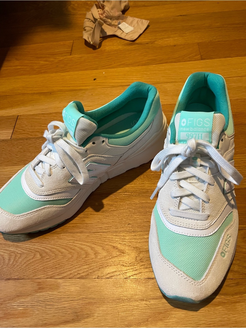 New Balance Women's Mariner- FIG 9.5 Athletic Sneakers NWOT